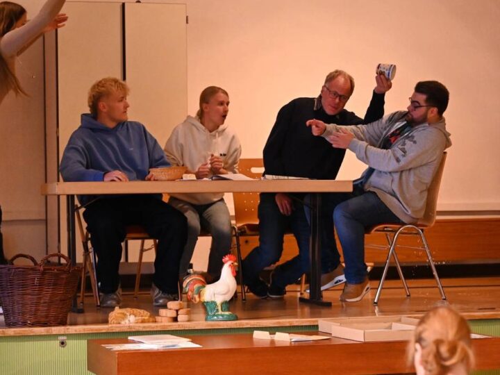 Theatergruppe des Evangelischen Familienzentrums in Radevormwald: Frage für den Zuschauer: Bleibt Michel in der Suppenschüssel?