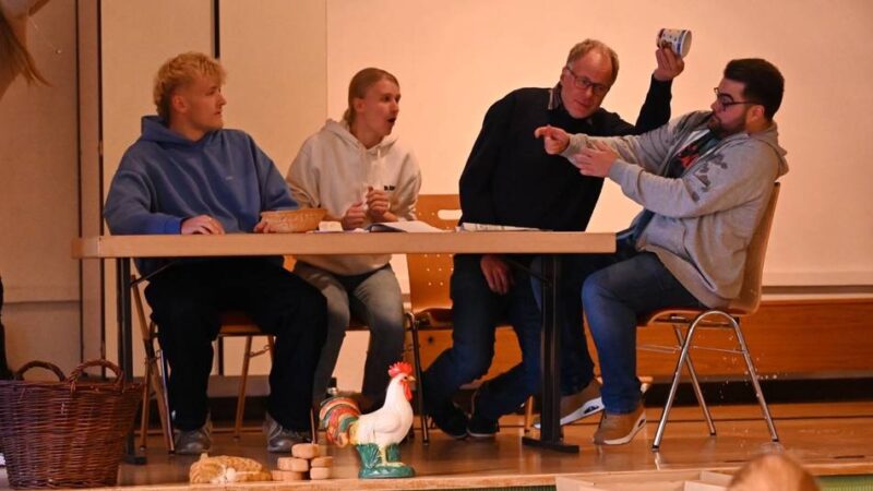 Theatergruppe des Evangelischen Familienzentrums in Radevormwald: Frage für den Zuschauer: Bleibt Michel in der Suppenschüssel?