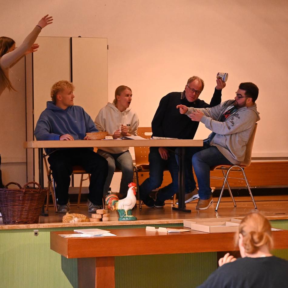 Theatergruppe des Evangelischen Familienzentrums in Radevormwald: Frage für den Zuschauer: Bleibt Michel in der Suppenschüssel?