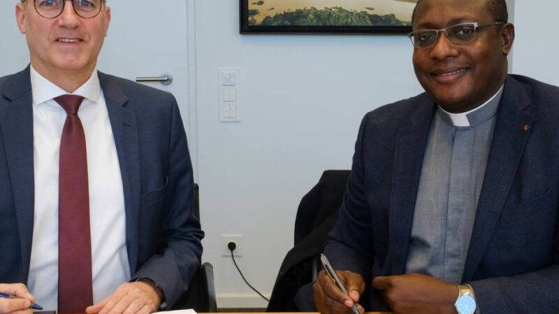 Patres in Knechtsteden feiern mit Wein: Das Kloster gehört endlich den Spiritanern