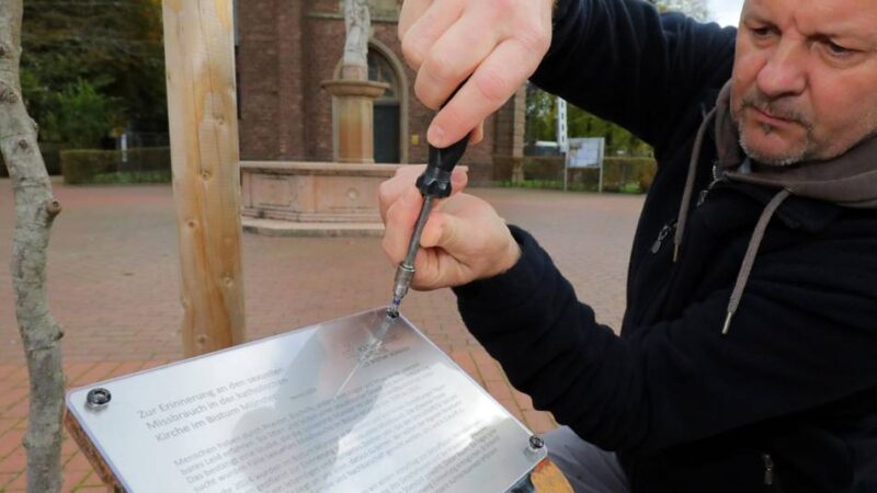 Nach Vandalismus-Fällen in Marienbaum: Kirche bringt neue Gedenktafel zur Erinnerung an sexuellen Missbrauch an