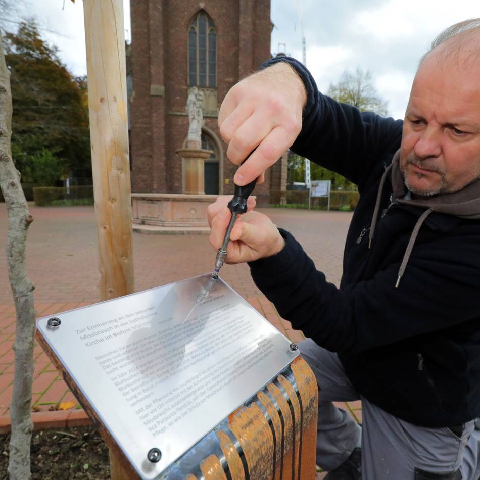 Nach Vandalismus-Fällen in Marienbaum: Kirche bringt neue Gedenktafel zur Erinnerung an sexuellen Missbrauch an
