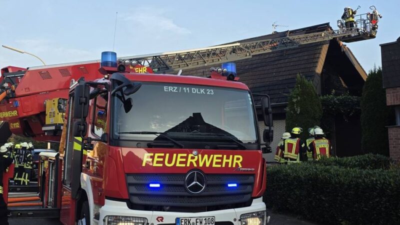 Feuerwehr Erkelenz: Fassade eines Wohnhauses brennt in Katzem