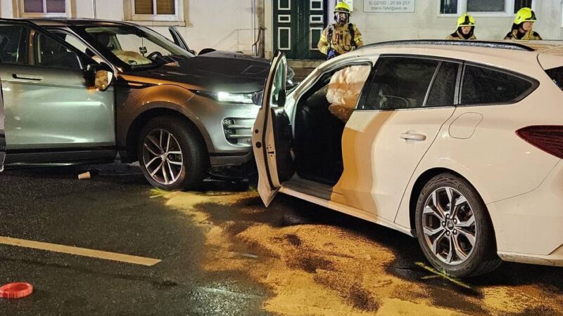 Feuerwehr Hückeswagen im Einsatz: Schwerer Unfall auf der Bachstraße mit eingeklemmter Person