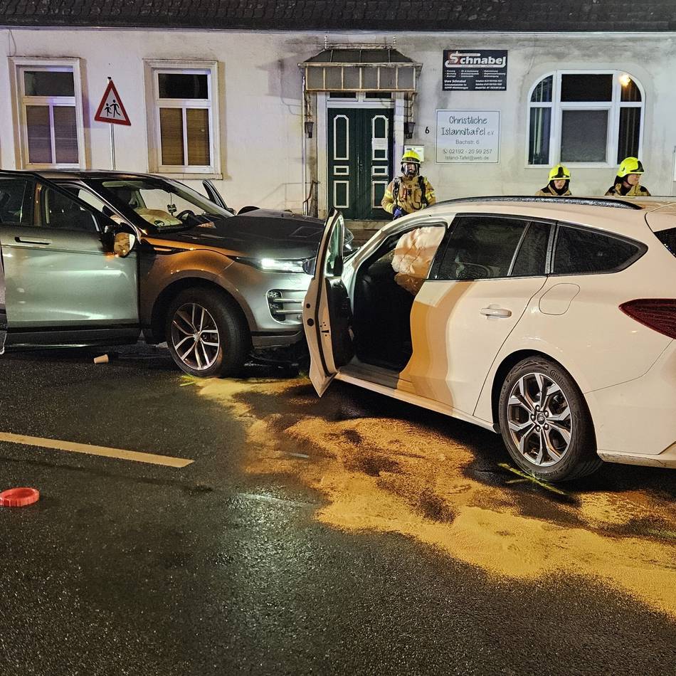 Feuerwehr Hückeswagen im Einsatz: Schwerer Unfall auf der Bachstraße mit eingeklemmter Person