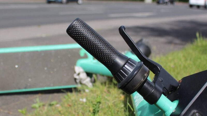 21-Jähriger leicht verletzt: Radfahrer stürzt über herumliegende E-Scooter