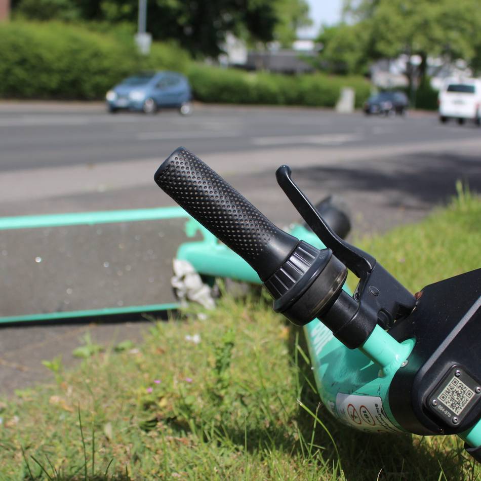 21-Jähriger leicht verletzt: Radfahrer stürzt über herumliegende E-Scooter