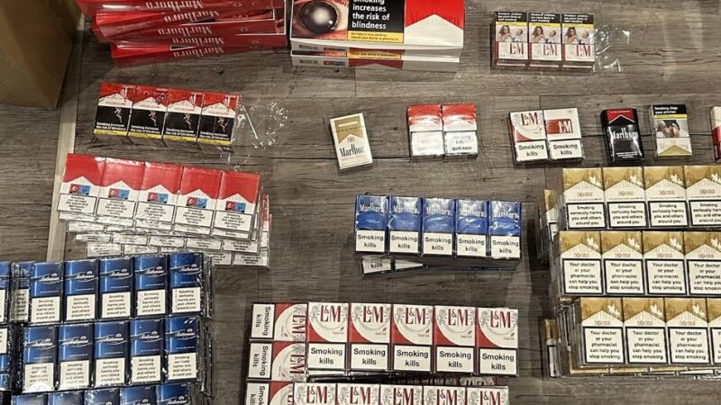 Sohn und Eltern unter Verdacht: Zoll findet mehr als 85.000 Schmuggelzigaretten und illegale Waffen in Duisburg