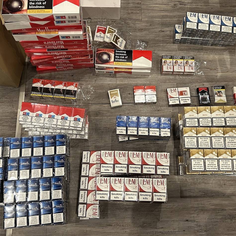 Sohn und Eltern unter Verdacht: Zoll findet mehr als 85.000 Schmuggelzigaretten und illegale Waffen in Duisburg