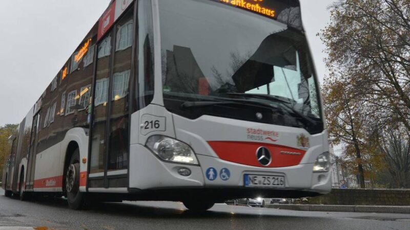 Fahrgäste gestürzt: Auto zwingt Linienbus zu Vollbremsung in Neuss – drei Verletzte