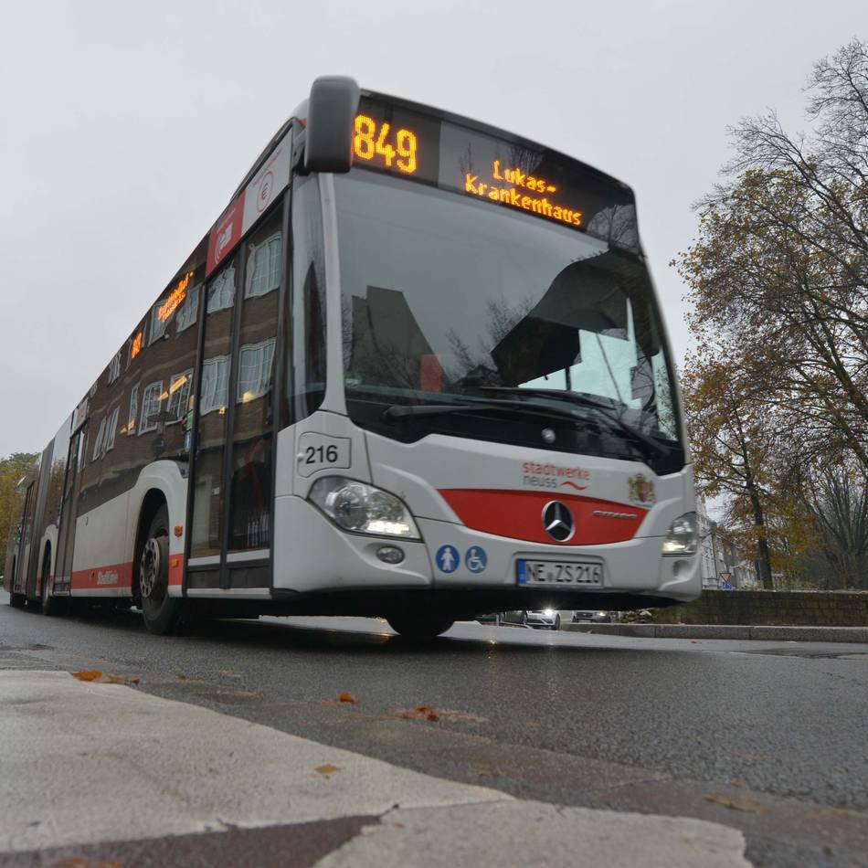 Fahrgäste gestürzt: Auto zwingt Linienbus zu Vollbremsung in Neuss – drei Verletzte