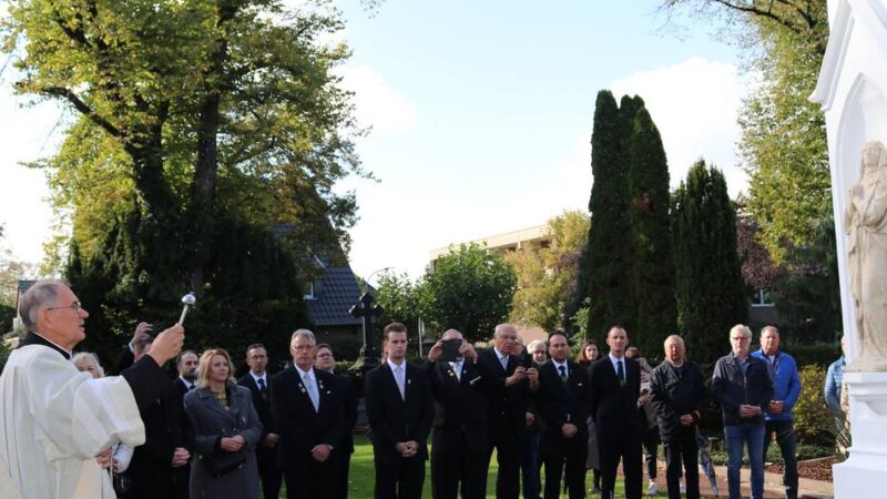 Friedhof Büttgen: Feierliche Segnung für restauriertes Hochkreuz