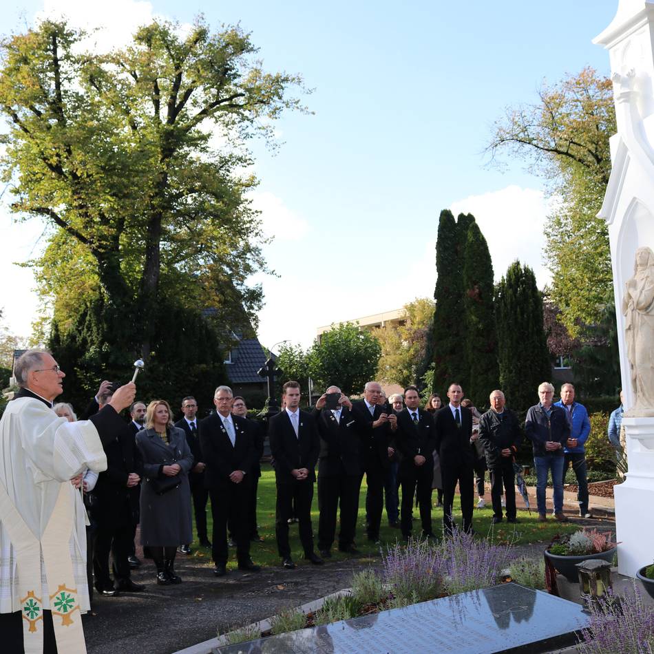 Friedhof Büttgen: Feierliche Segnung für restauriertes Hochkreuz