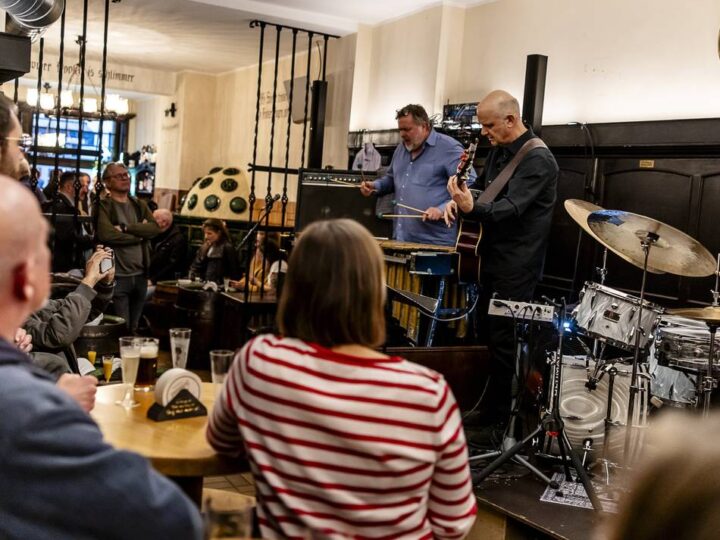 Positive Bilanz der Premiere von Altstadt Live: Düsseldorfer Altstadt soll mehr Livemusik bekommen – „so wie es früher immer war“
