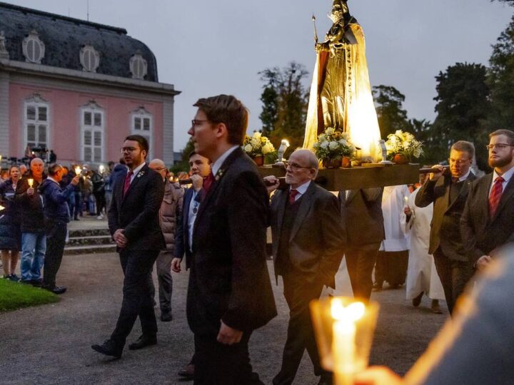 Wallfahrtswoche in Düsseldorf-Benrath: Marienwallfahrt startet mit Lichterprozession