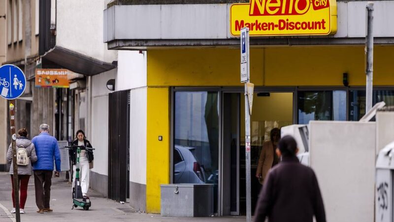 Durchsuchungen und Festnahmen in Düsseldorf: Jugendbande soll hinter neun Raubüberfällen mit Messern stecken