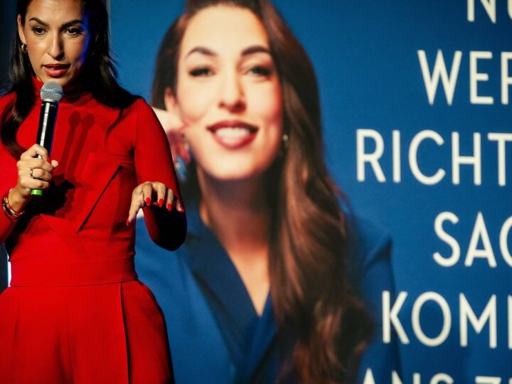 „Nur wer’s richtig sagt, kommt ans Ziel“: Unternehmerin Tijen Onaran im Savoy-Theater – „Sprache ist das Mittel, um gehört zu werden“