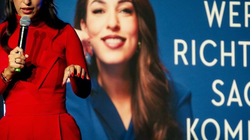 „Nur wer’s richtig sagt, kommt ans Ziel“: Unternehmerin Tijen Onaran im Savoy-Theater – „Sprache ist das Mittel, um gehört zu werden“