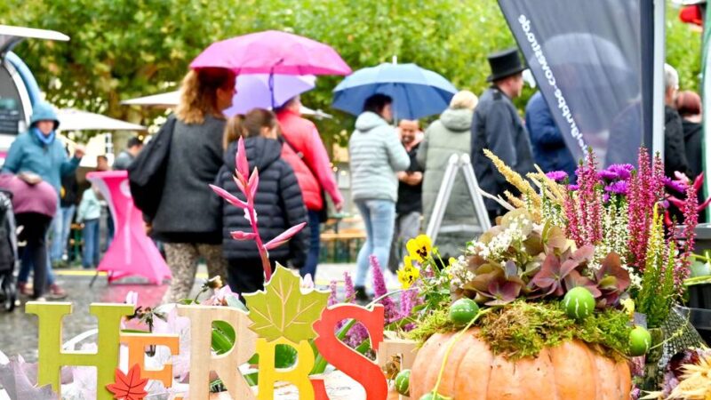 Traditionsreiches Fest in der Fußgängerzone: Uerdinger Herbstfest trotzt dem Regen