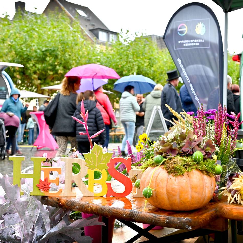 Traditionsreiches Fest in der Fußgängerzone: Uerdinger Herbstfest trotzt dem Regen