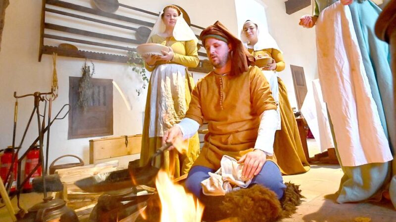 Aktion in Krefeld: So lebte man im Mittelalter auf Burg Linn wirklich