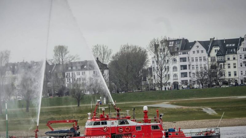 Auf der Lausward in Düsseldorf: Feuerwehr löscht brennenden Metallhaufen mit Hafenwasser