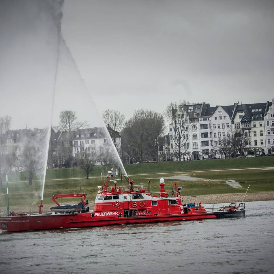 Auf der Lausward in Düsseldorf: Feuerwehr löscht brennenden Metallhaufen mit Hafenwasser