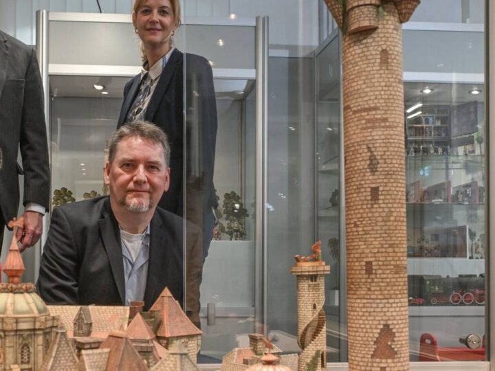 Neue Ausstellung im Niederrheinischen Freilichtmuseum: Faszinierende Welt des Kartonmodellbaus