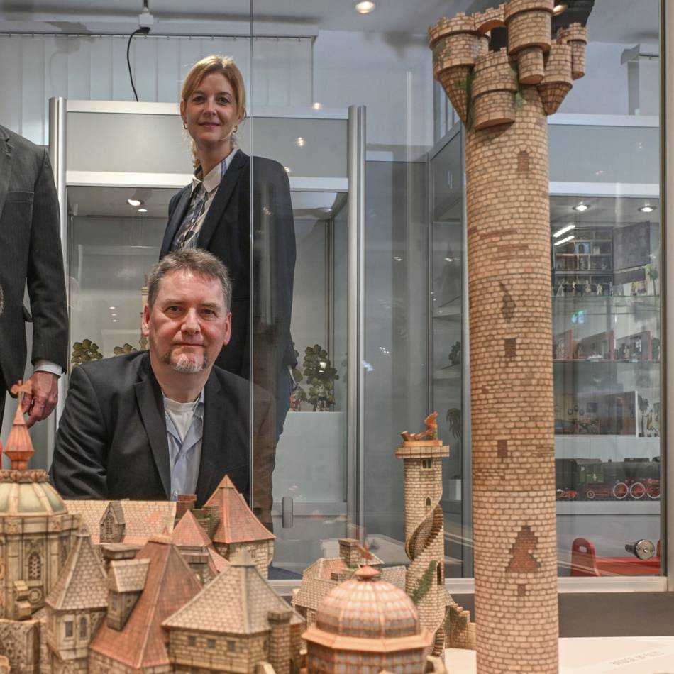 Neue Ausstellung im Niederrheinischen Freilichtmuseum: Faszinierende Welt des Kartonmodellbaus