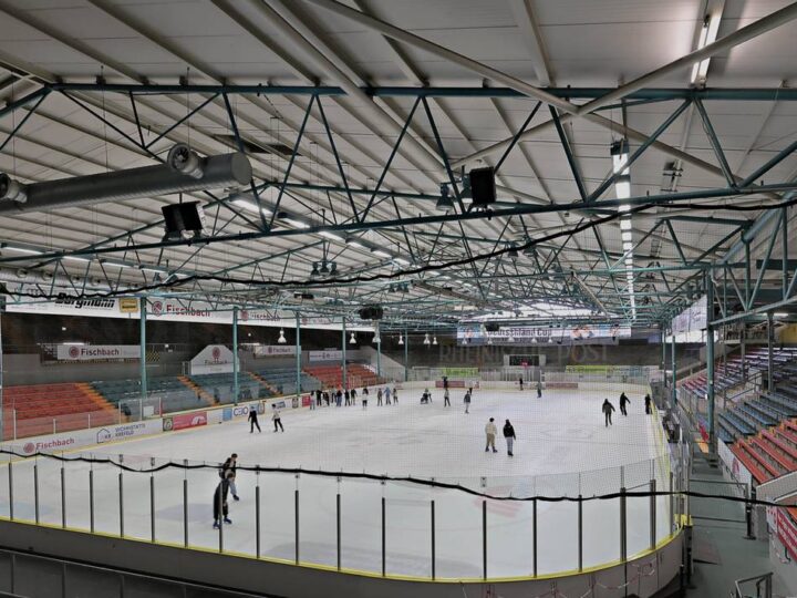 Rheinlandhalle in Krefeld: Endlich wieder Schlittschuhlaufen
