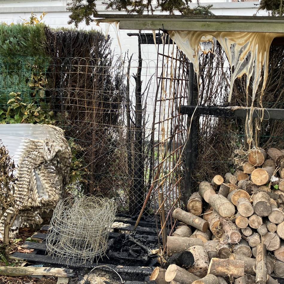 Hecke in Süchteln fing Feuer: Anwohner verhindern Hausbrand mit Gartenschlauch