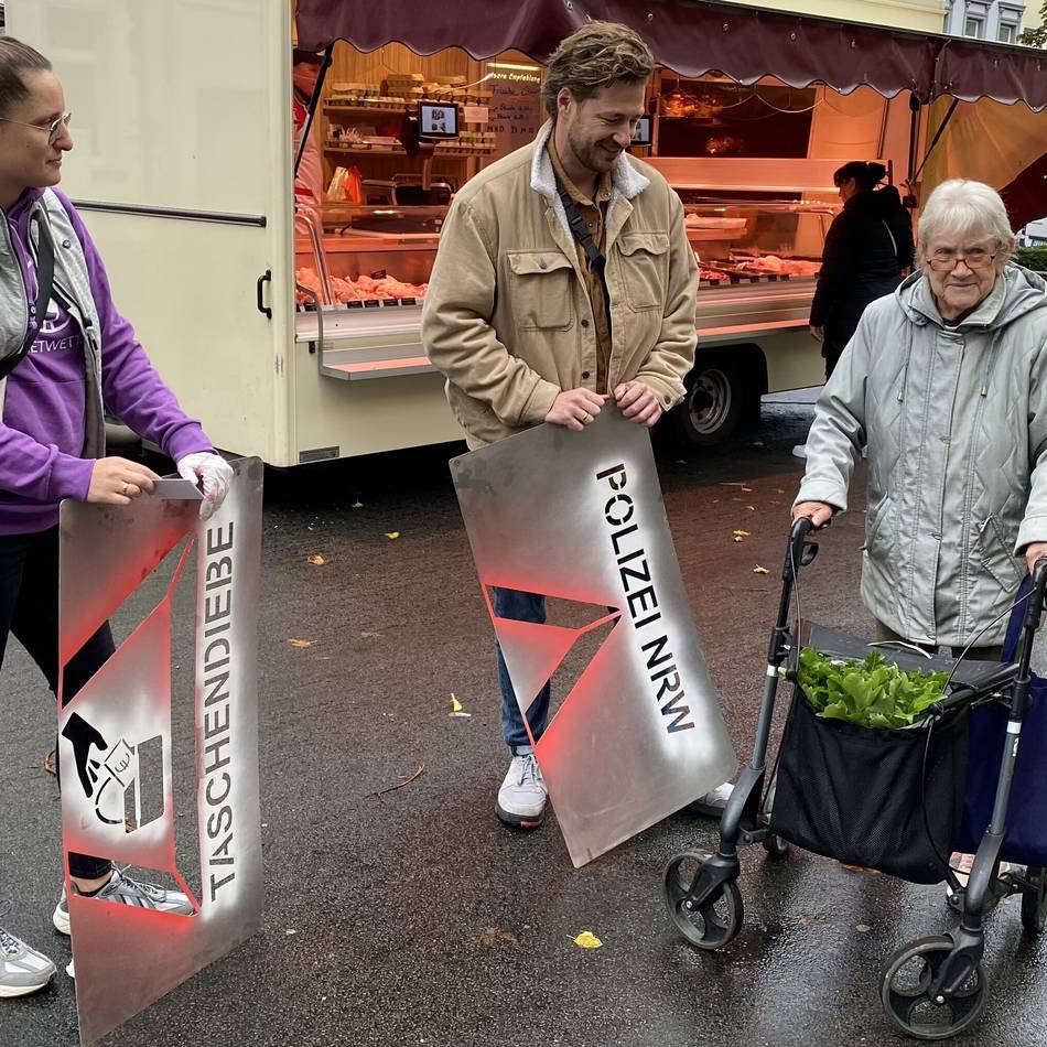 Aktion der Polizei Krefeld: Achtung, Taschendiebe!