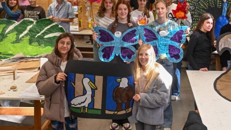 Vorbereitung für den Martinszug in Kempen: Das Thomaeum als Fackel