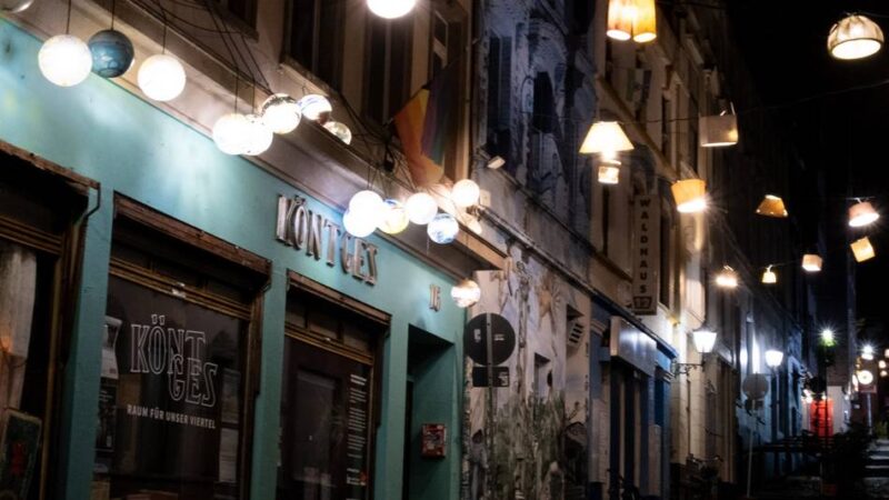 Aktion einer Initiative aus Mönchengladbach: Lampenschirme bekommen in der Altstadt ein neues Leben