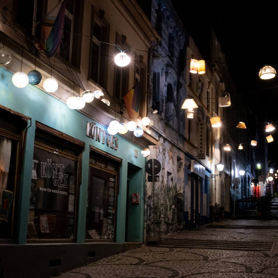 Aktion einer Initiative aus Mönchengladbach: Lampenschirme bekommen in der Altstadt ein neues Leben
