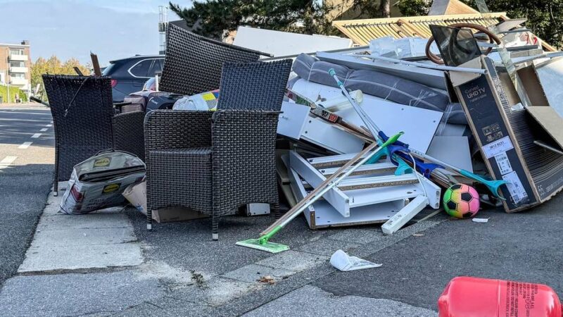 Abfall in Grevenbroicher Südstadt: Sperrmüll mit Heliumflasche und Farbeimer – Verursacher droht Bußgeld
