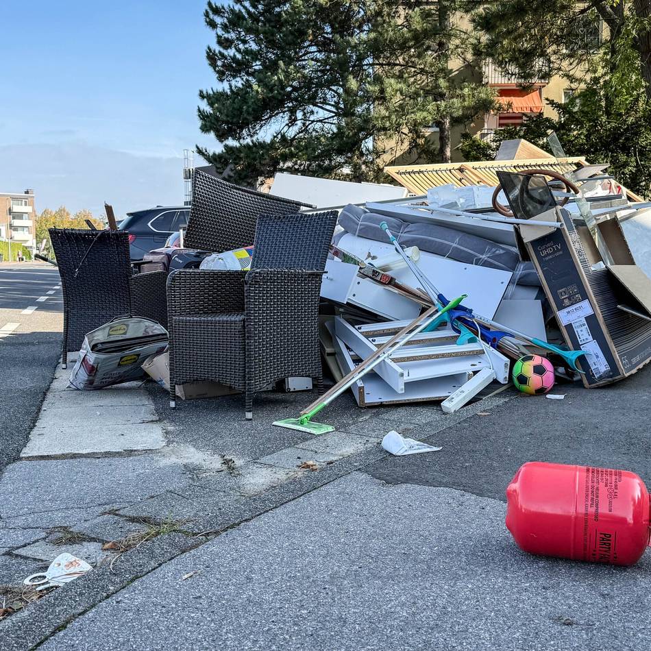 Abfall in Grevenbroicher Südstadt: Sperrmüll mit Heliumflasche und Farbeimer – Verursacher droht Bußgeld