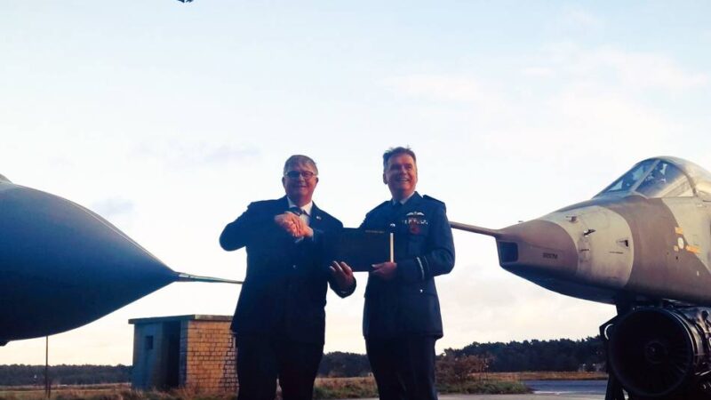 Niederkrüchten nimmt Erinnerungsstücke entgegen: Ehemalige Militärflugzeuge offiziell an Gemeinde übergeben