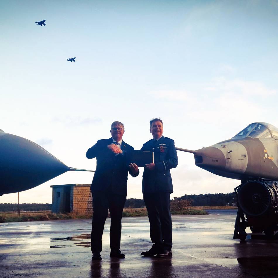 Niederkrüchten nimmt Erinnerungsstücke entgegen: Ehemalige Militärflugzeuge offiziell an Gemeinde übergeben