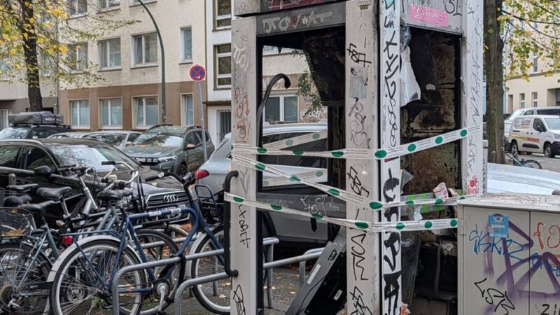 Mitten in Düsseldorf-Flingern: Ausgebrannte Telefonzelle wird zur Müllhalde