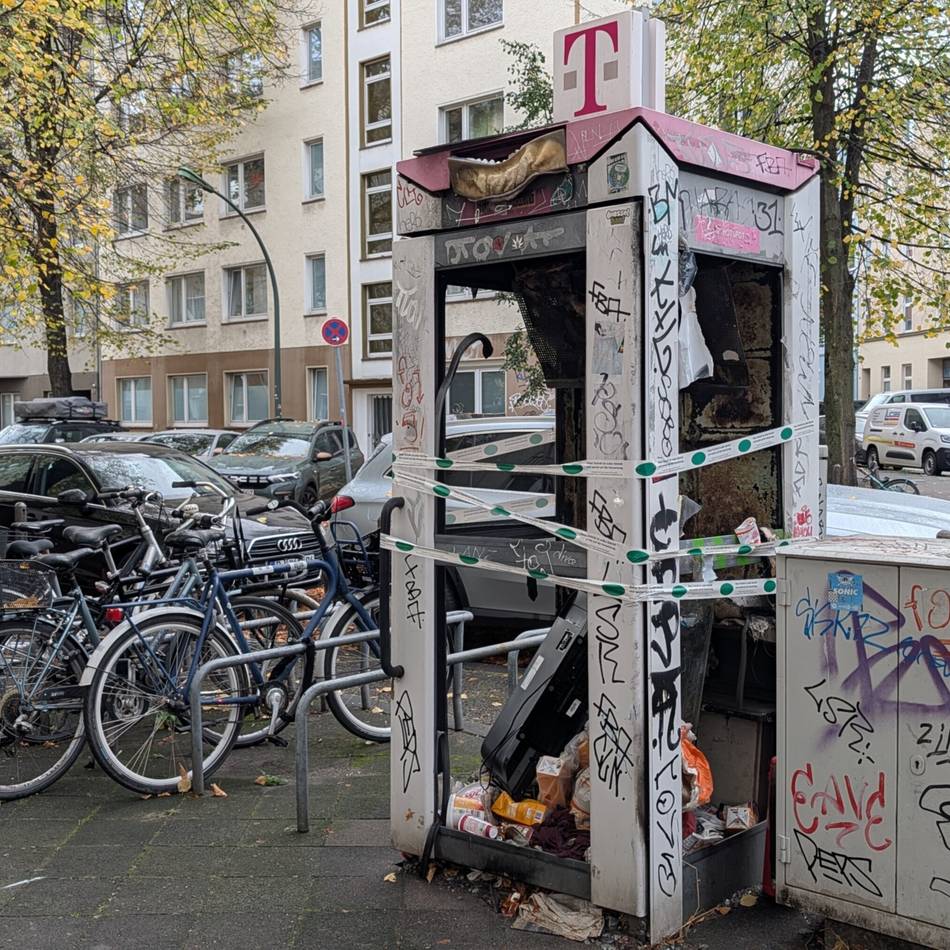 Mitten in Düsseldorf-Flingern: Ausgebrannte Telefonzelle wird zur Müllhalde