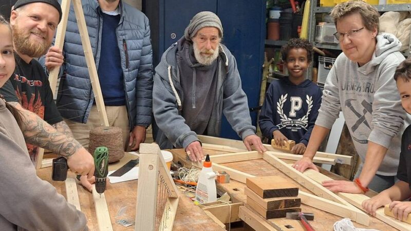 Geschenkeaktion in Meerbusch: Kinder basteln Wunschbäume für Sterntaler-Aktion
