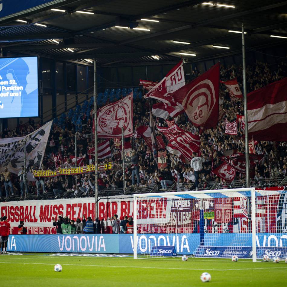 Kritik-Feuerwerk im Gästeblock: Fortuna-Fans empören sich mit Grönemeyer-Anspielung über den VfL Bochum