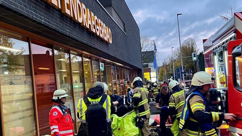 Feuerwehrübung in Breyell: Wenn im Kiependraegerbad Chlorgas austritt