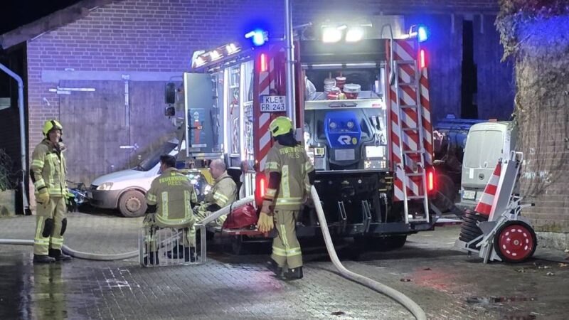 Feuerwehr Rees im Einsatz: Dachstuhlbrand auf Bauernhof in Esserden – Menschen und Tiere unverletzt