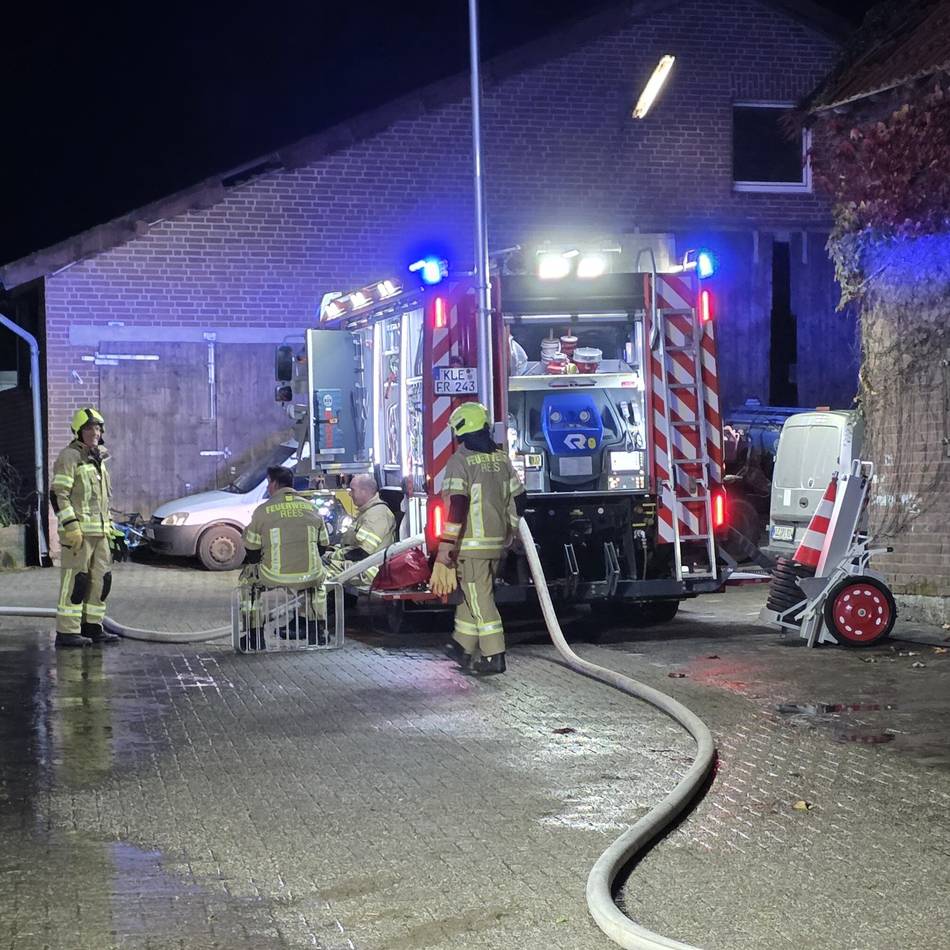 Feuerwehr Rees im Einsatz: Dachstuhlbrand auf Bauernhof in Esserden – Menschen und Tiere unverletzt
