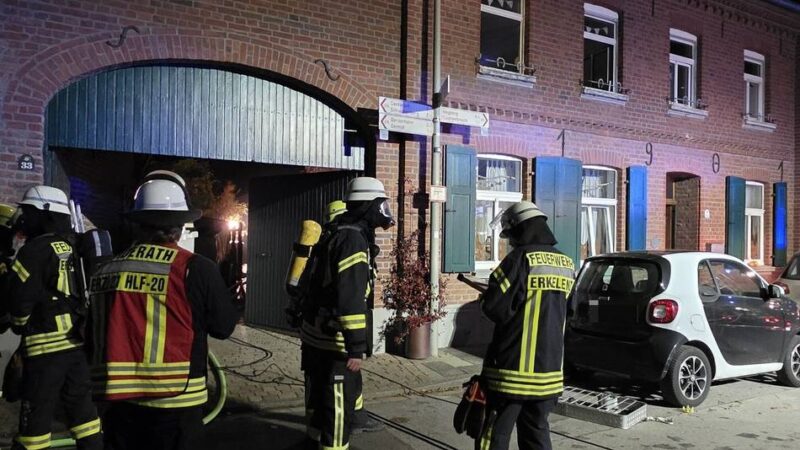 Einsatz in Erkelenz: Feuerwehr löscht Brand auf Hof in Genfeld
