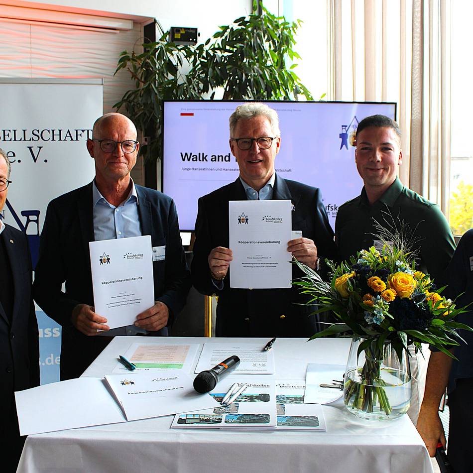 Walk and Talk in Neuss: Berufskolleg und Wirtschaft rücken enger zusammen