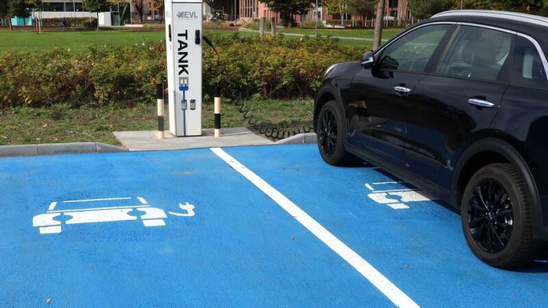 Schwerpunktaktion in Leverkusen startet: Stadt geht gegen Falschparker auf E-Ladeplätzen vor