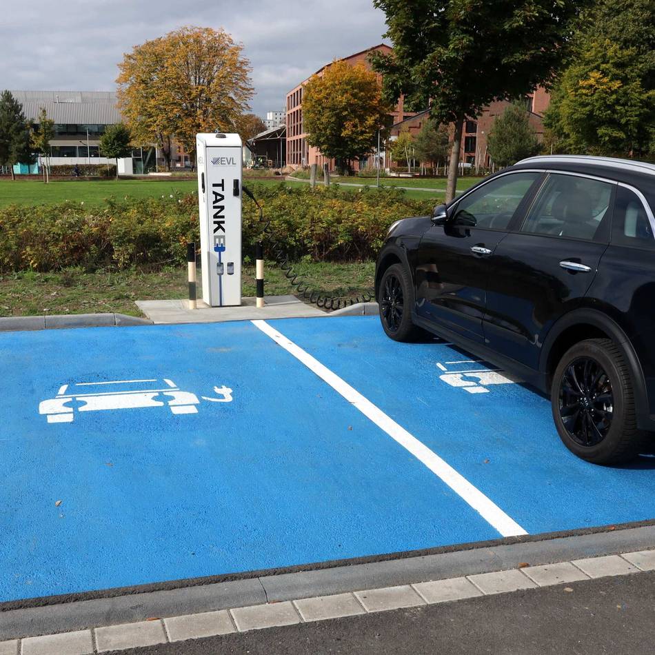 Schwerpunktaktion in Leverkusen startet: Stadt geht gegen Falschparker auf E-Ladeplätzen vor